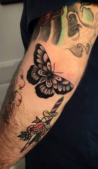 Tatouage Papillon Old School Sur L’avant Bras 