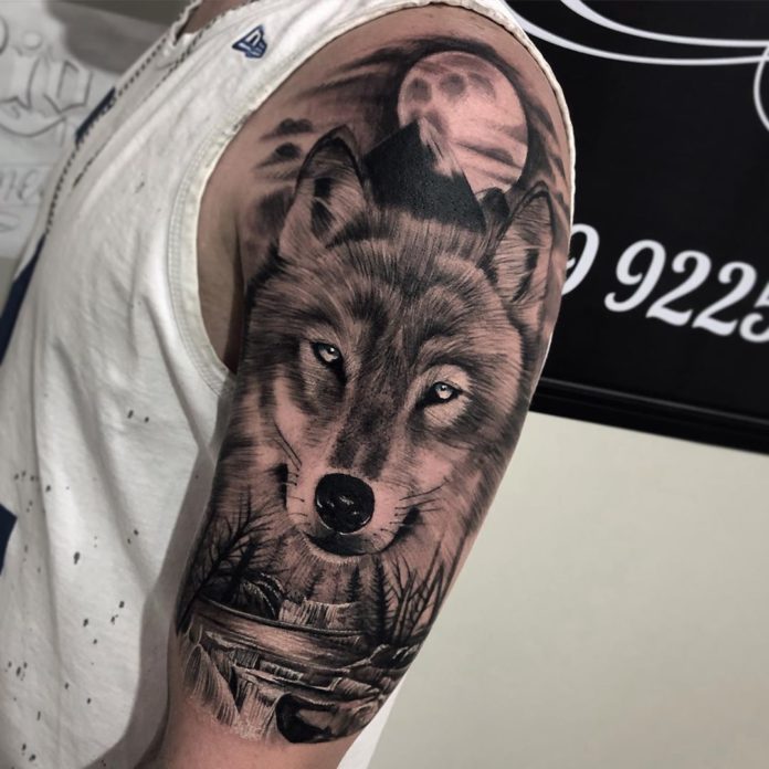 Tatouage Loup & Paysage Sur Le Bras