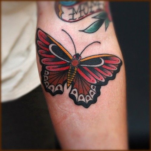 Tatouage Papillon Coloré Sur L’avant Bras 