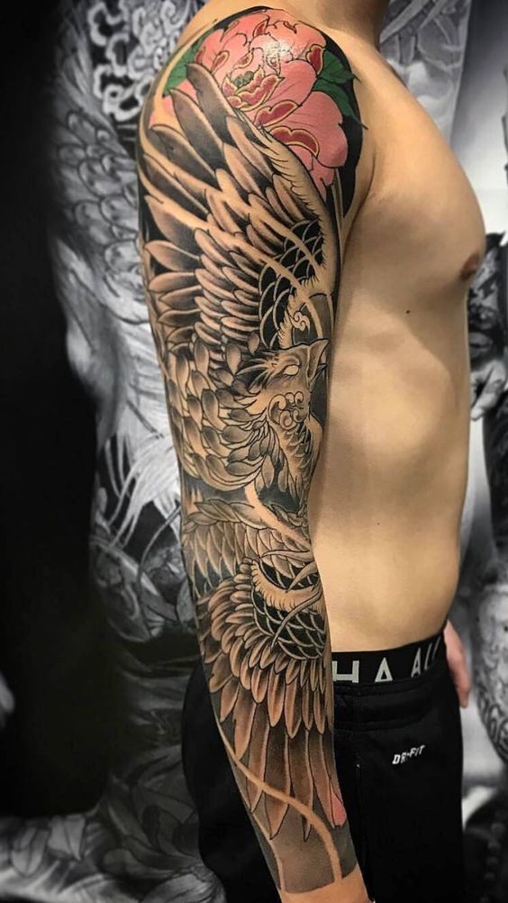 Tatouage Phoenix Noir Et Gris Avec Fleur Rouge Sur Le Bras