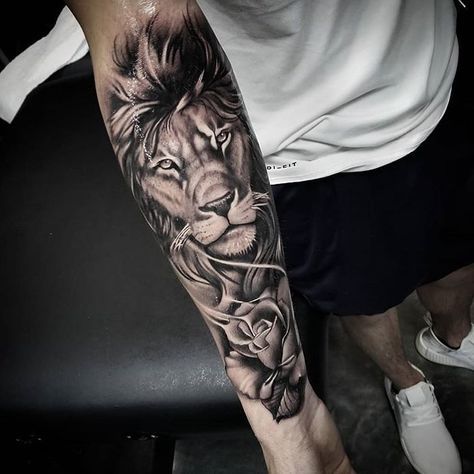 Tatouage Lion Avec Rose Sur L’avant Bras