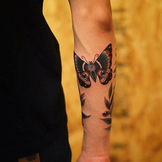 Tatouage Papillon Coloré Avec Feuilles Sur L’avant Bras 