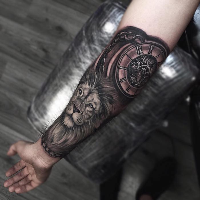 Tatouage Lion & Horloge Sur L’avant Bras