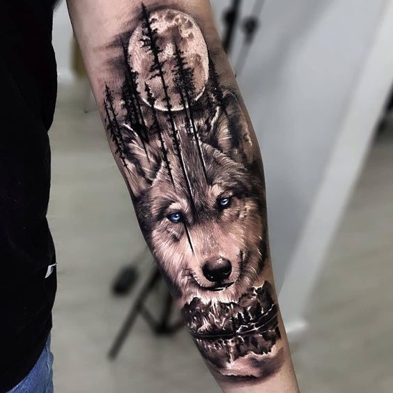 Tatouage Loup, Forêt Et Pleine Lune Sur L’avant Bras