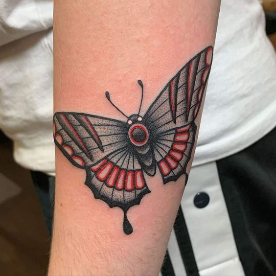Tatouage Papillon Noir Et Rouge Sur L’avant Bras 
