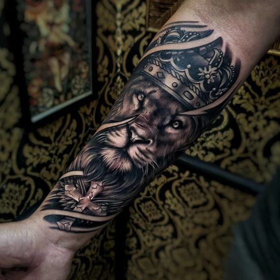 Tatouage Lion Couronné Sur L’avant Bras