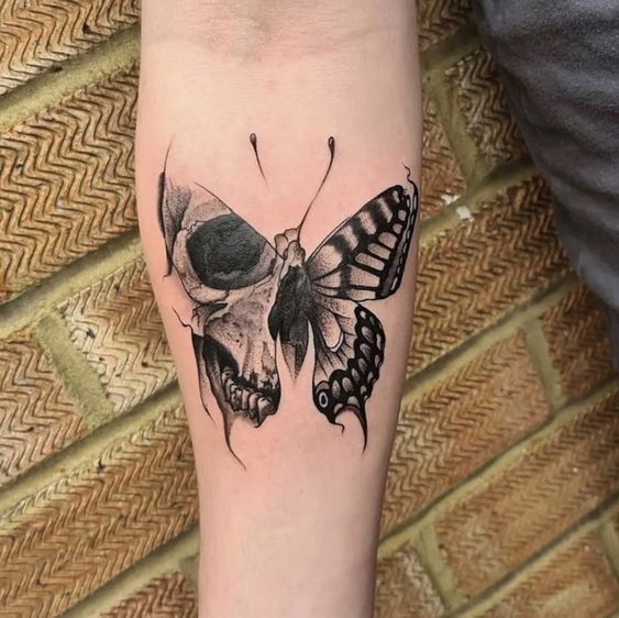  Tatouage Papillon Avec Tête De Mort Sur L’avant Bras