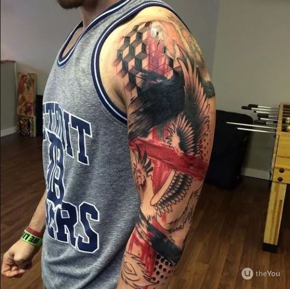 Tatouage Phoenix Avec Motifs Graphiques Sur Le Bras