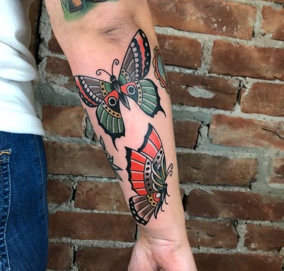 Tatouage De Deux Papillons Colorés Sur L’avant Bras