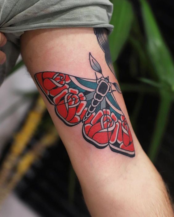 Tatouage Papillon & Roses Sur L’avant Bras 