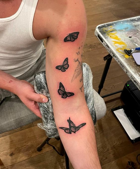 Tatouage De Papillons Qui Volent Sur L’avant Bras