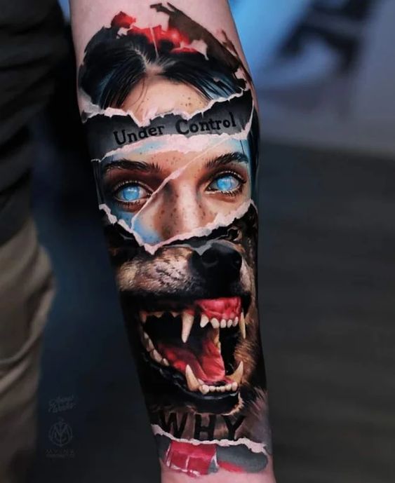 Tatouage Femme Loup Sur L’avant Bras & Phrase Inspirante Sur L’avant Bras