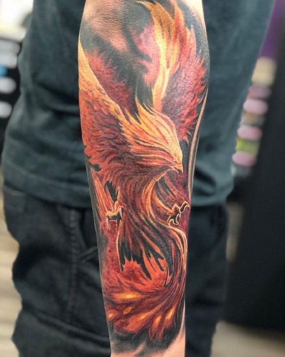 Tatouage Phoenix Enflammé Sur L'avant Bras
