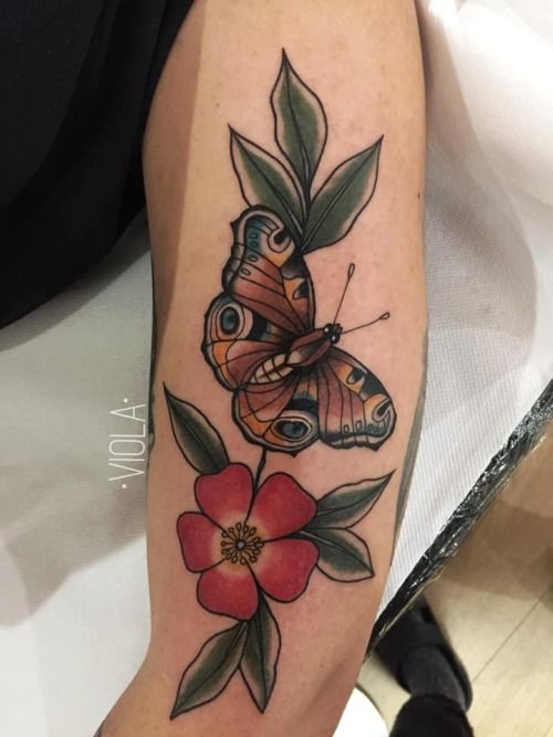 Tatouage Papillon & Fleur Rouge Sur L’avant Bras 