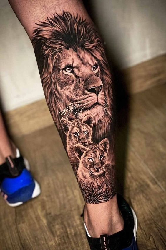Tatouage Lion Avec Deux Lionceaux Sur La Jambe