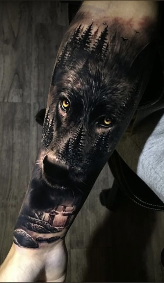 Tatouage Loup Noir Et Forêt Sur L’avant Bras