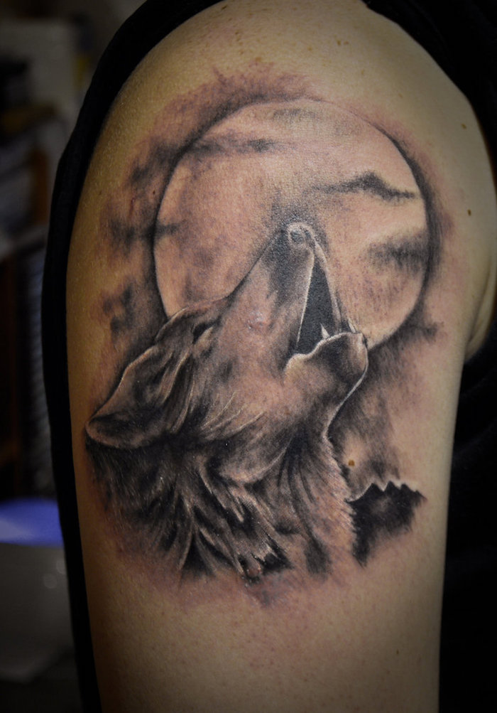 Tatouage Loup Hurlant Sous La Lune Sur Le Bras