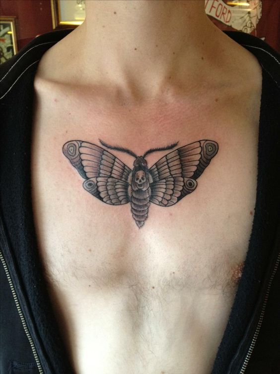 Tatouage Papillon Avec Crâne Sur Le Torse
