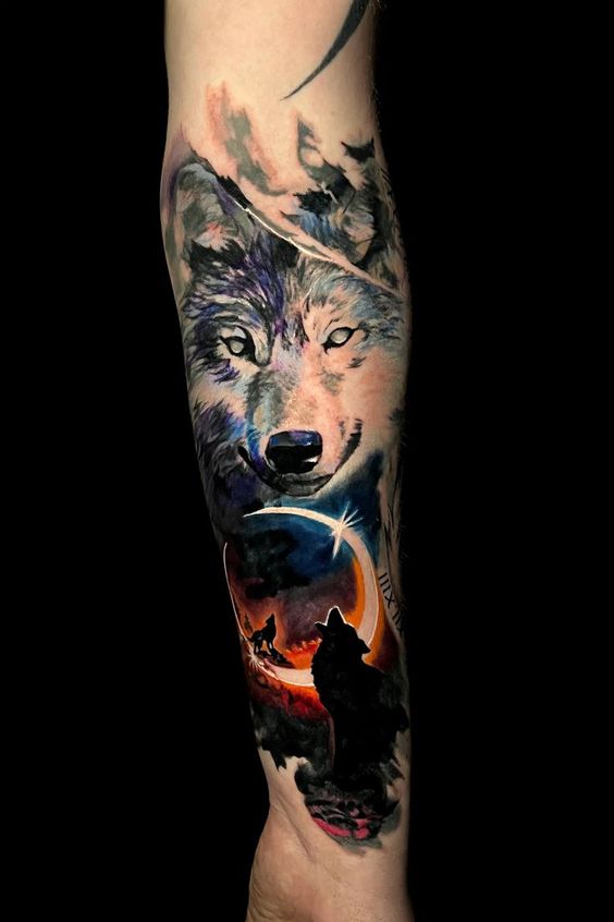 Tatouage Loup Hurlant Sous Une Demi Lune Sur L’avant Bras