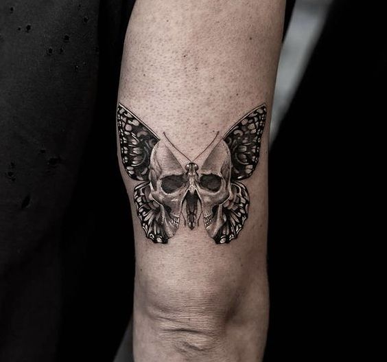 Tatouage Papillon Cuivré Commun Et Tête De Mort Sur L’avant Bras 