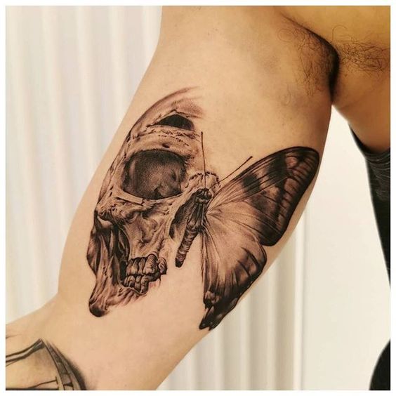 Tatouage Papillon Et Crâne Sur L’avant Bras 