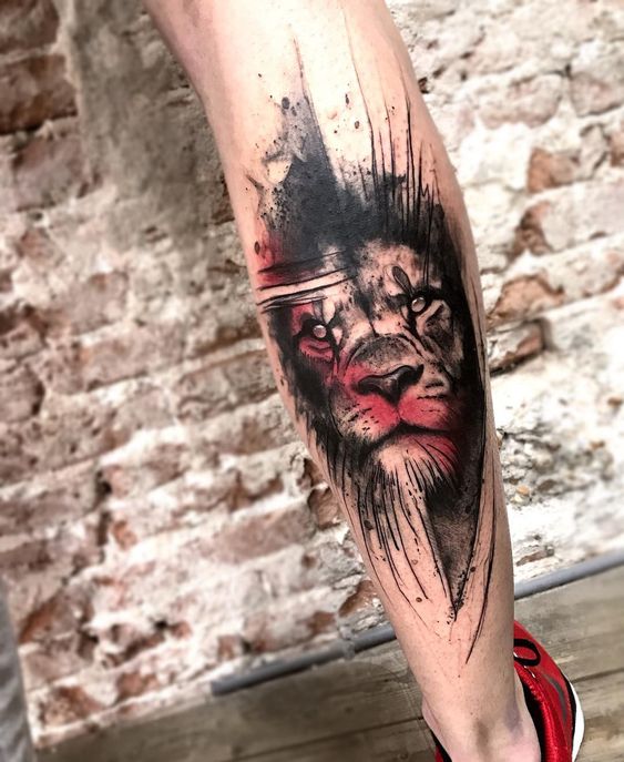 Tatouage Lion Graphique Avec Peinture Noir Et Rouge Sur La Jambe