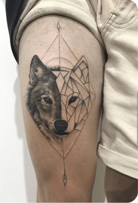 Tatouage Loup Géométrique Sur La Cuisse