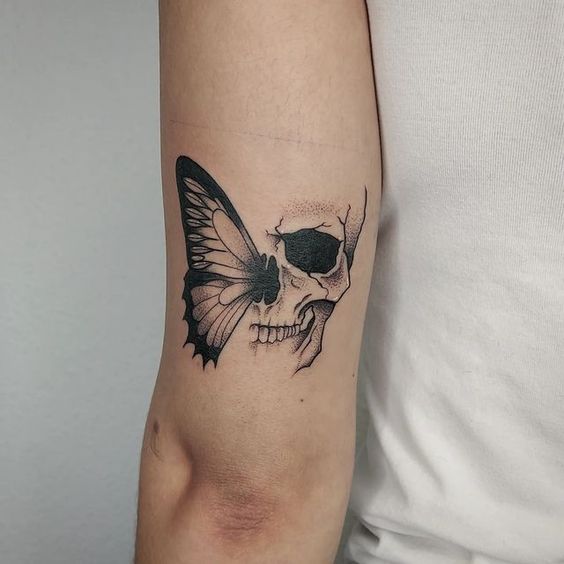 Tatouage Papillon Mégère Et Crâne Sur L’avant Bras