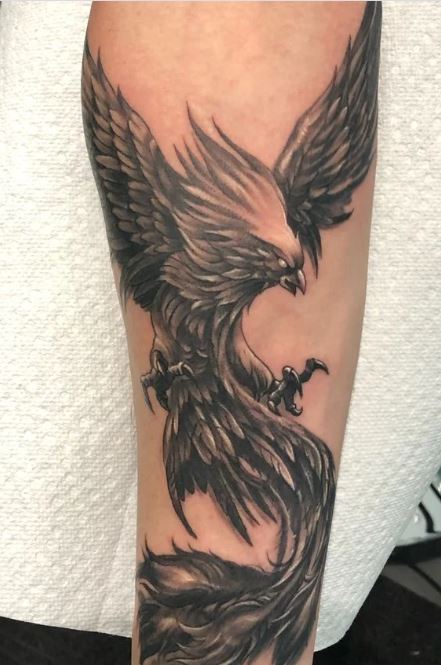 Tatouage Phœnix Réaliste Noir Sur L’avant Bras