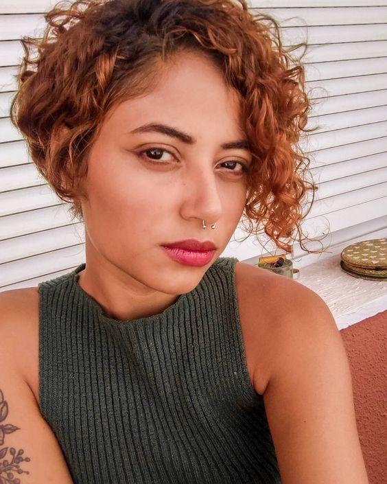 Pixie Cut Asymétrique Sur Cheveux Marron Clair 