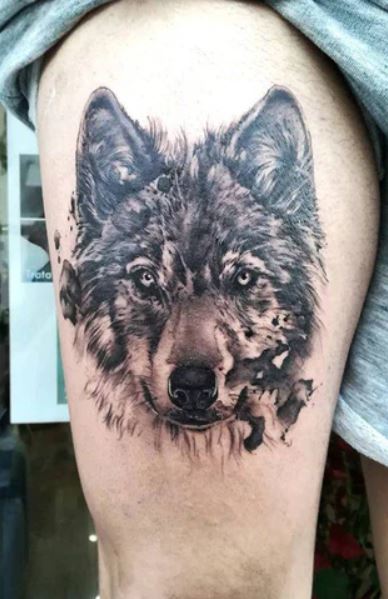 Tatouage Loup Aquarelle Noire Sur La Cuisse