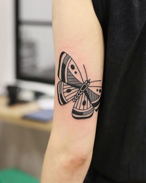Tatouage Papillon Noir & Gris Sur L’avant Bras 
