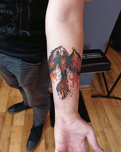 Tatouage Phoenix Orange Et Noir Sur L'avant Bras