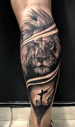 Tatouage Lion & Croix Sur La Jambe