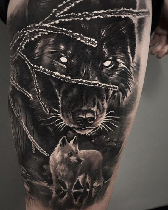 Tatouage Loup Noir Et Blanc Sur La Cuisse