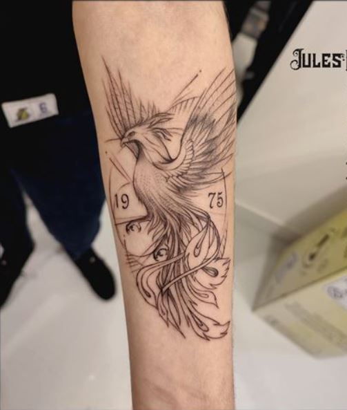 Tatouage Phœnix Avec Date Importante Sur L’avant Bras
