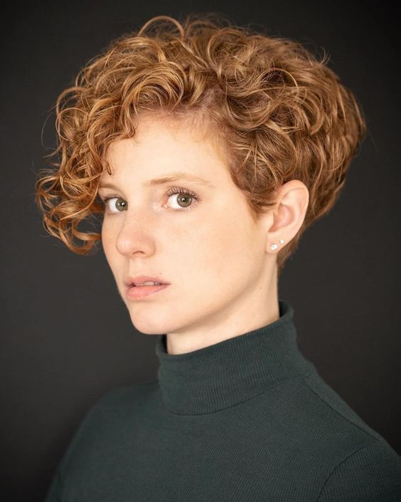 Pixie Cut Sur Cheveux Marron Clair Avec Frange Bouclée 