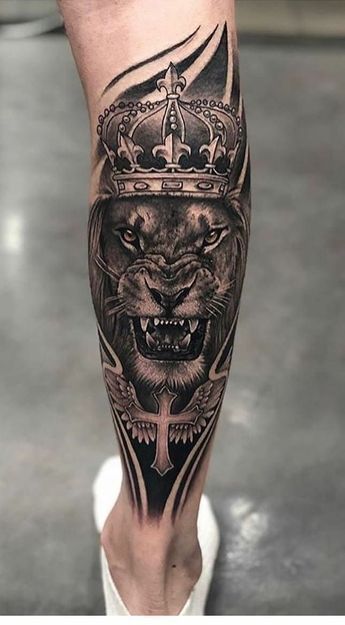 Tatouage Lion Couronné Sur La Jambe