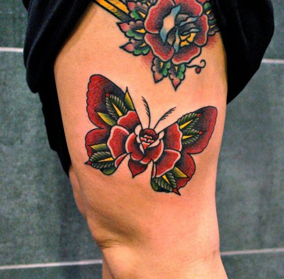 Tatouage Papillon & Fleurs Old School Sur La Cuisse