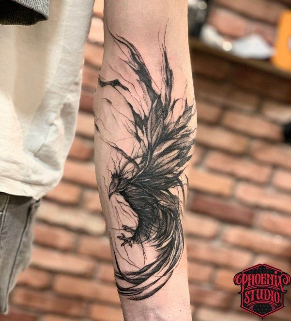 Tatouage Phœnix Noir Graphique Avec Fumée Sur L’avant Bras