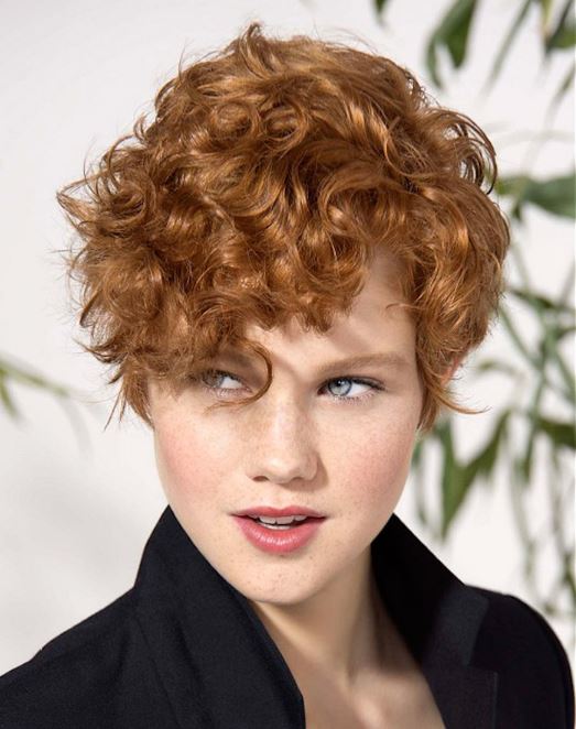 Pixie Cut Avec Boucles Et Franges Désordonnées 