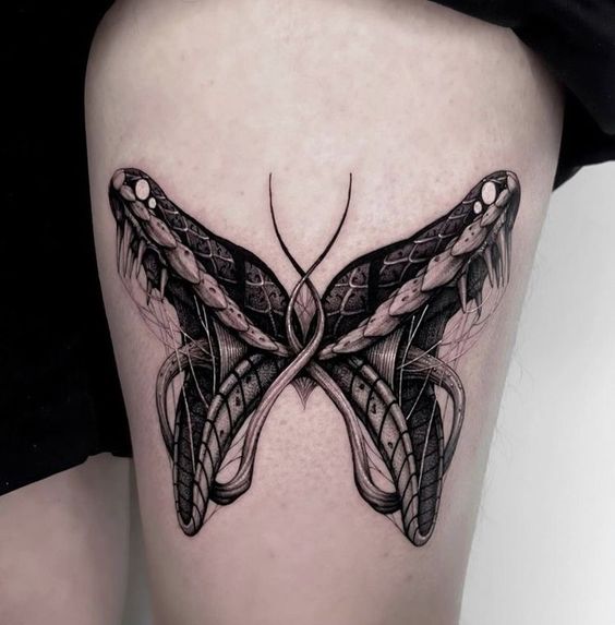 Tatouage Papillon & Têtes De Serpents Sur La Cuisse