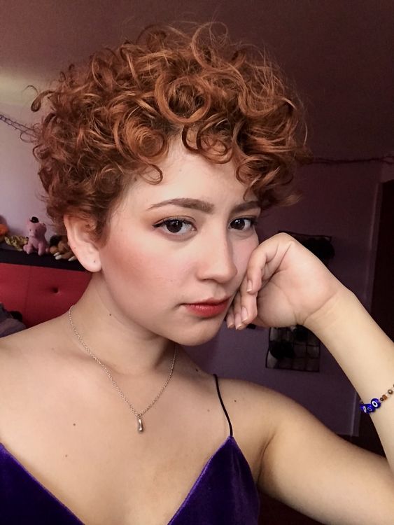 Pixie Cut Avec Reflets Cerise 