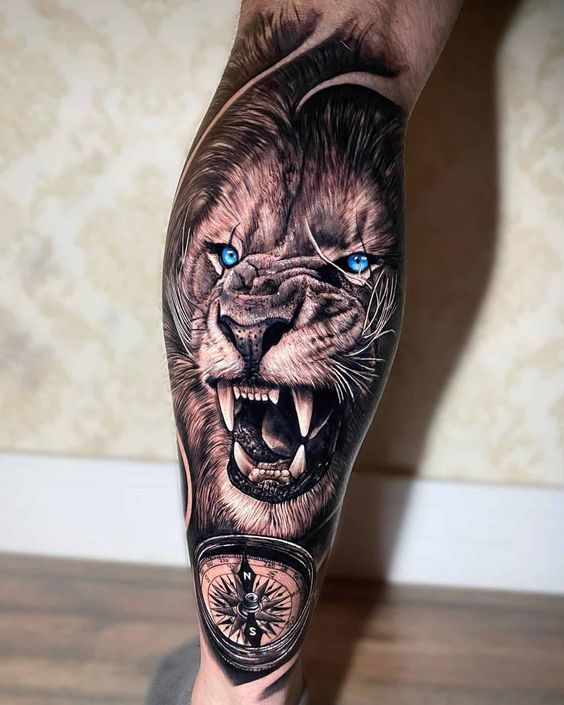Tatouage Lion & Boussole Sur La Jambe