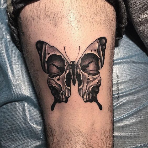 Tatouage Papillon & Crâne Sur La Cuisse 