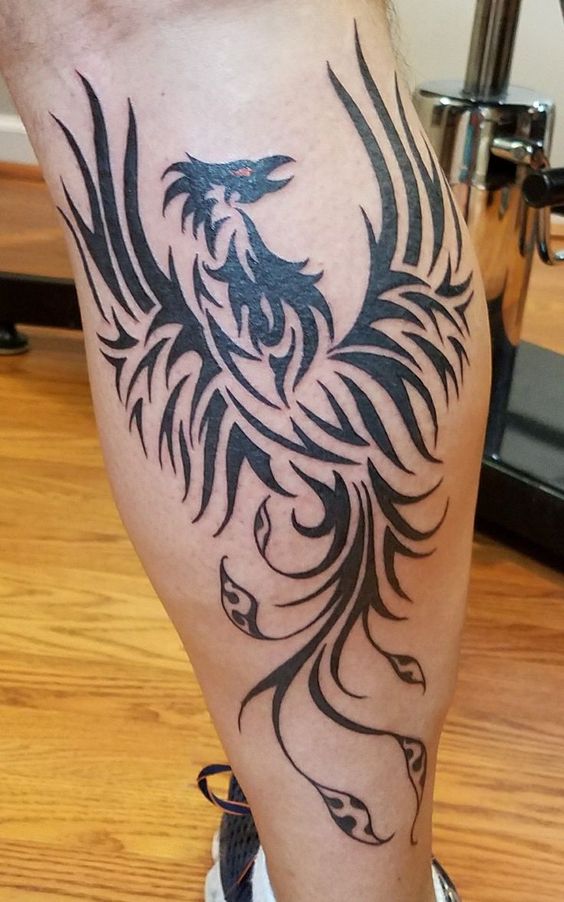 Tatouage Phœnix Noir Graphique Sur La Jambe