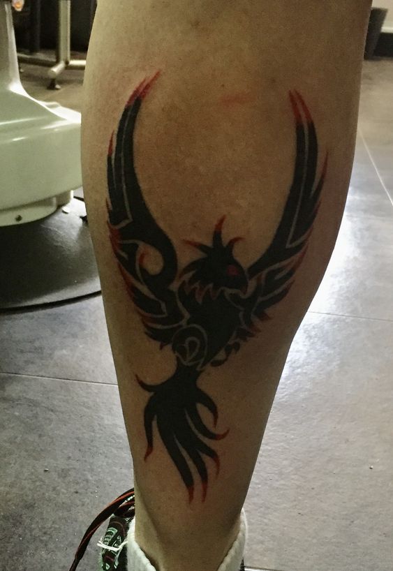 Tatouage Phœnix Tribal Sur La Jambe