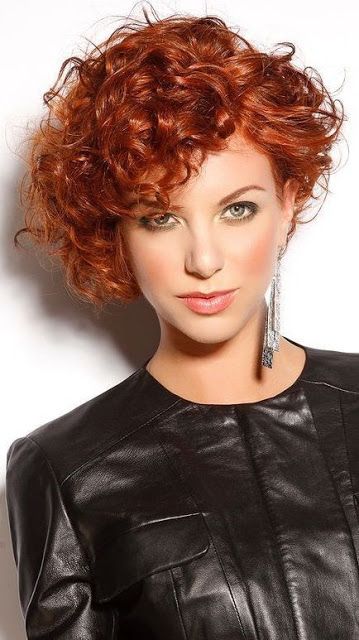 Pixie Cut Asymétrique Ondulée Et ébouriffée Sur Cheveux Marron Brillant 