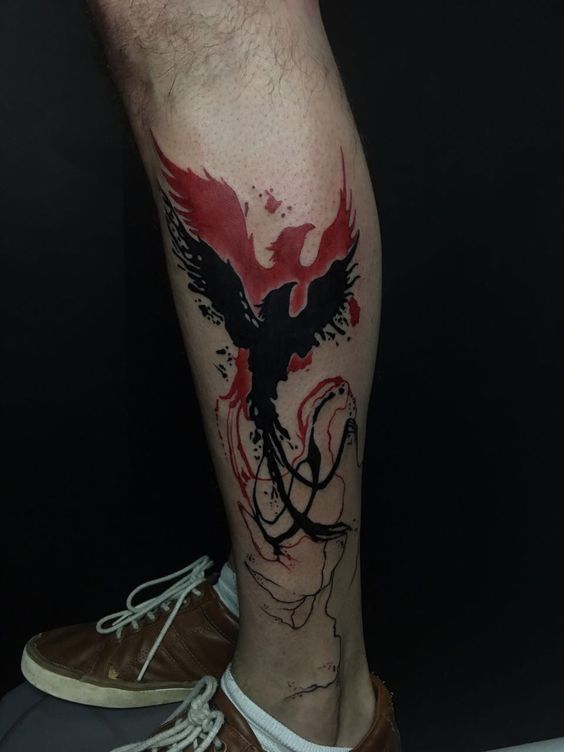 Tatouage Deux Phœnix Rouge Et Noir Superposés Sur La Jambe