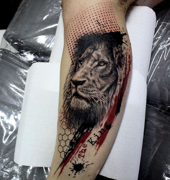 Tatouage Lion Avec Figure Géométrique Et Mot Inspirant Sur La Jambe